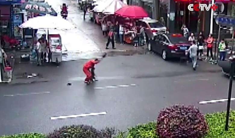 কুকুরের ধাওয়ায় আহত ২০