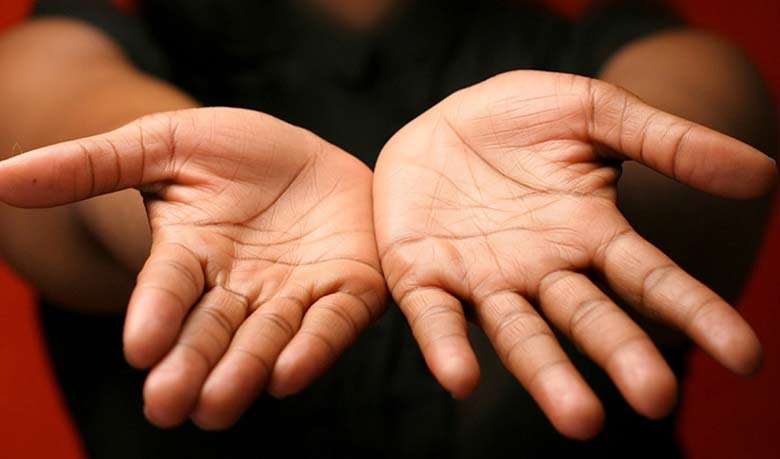 মেয়েদের কোন হাত দেখতে হয়?