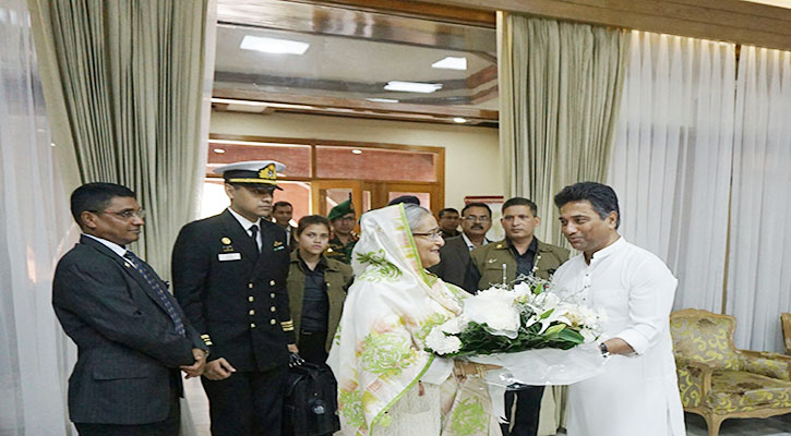 প্রধানমন্ত্রীকে ডিএনসিসি মেয়রের ফুলেল শুভেচ্ছা