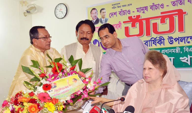 তাঁতী দলের সঙ্গে খালেদা জিয়ার মতবিনিময়