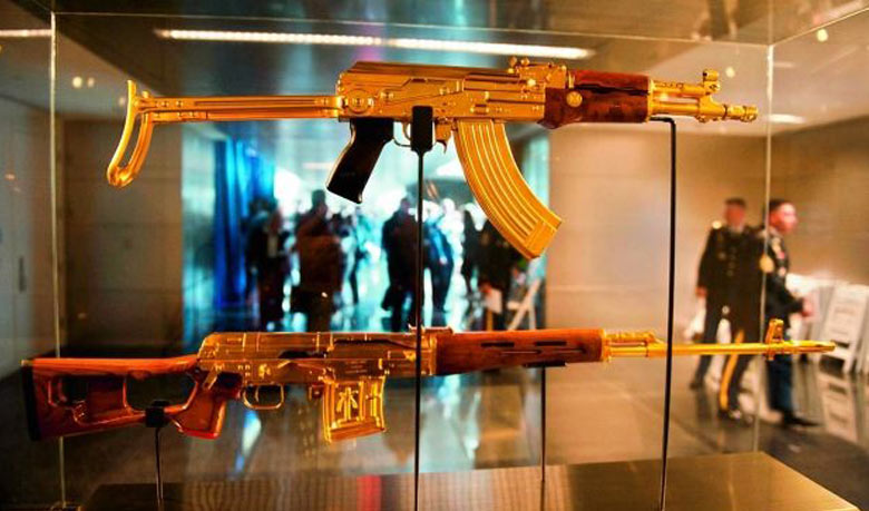 কার সোনার বন্দুকের দাম বেশি?