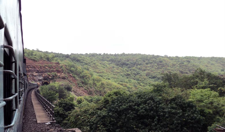 সীমান্ত পেরিয়ে দক্ষিণে : হিলি টু হাওড়া