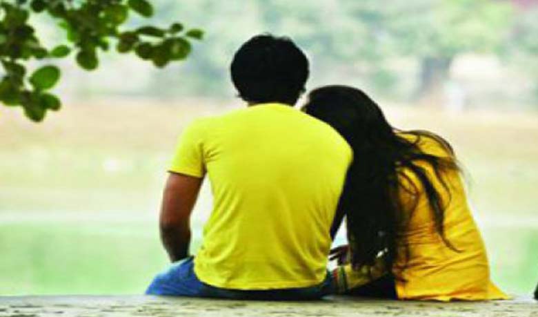 প্রথম দেখায়ই প্রেম কেন হয়?