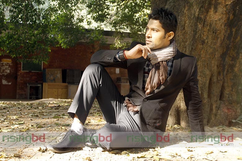 কালো ব্লেজারের সঙ্গে ফ্যাশনেবল পোশাক