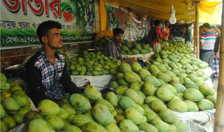 রাজশাহীতে আমের বাজার মন্দা