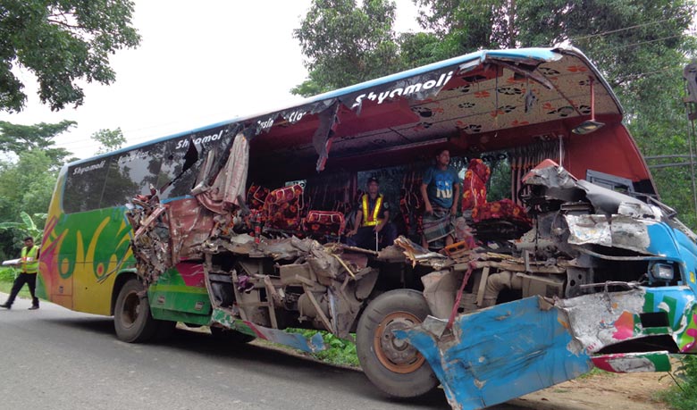 7 including 3 of a family killed in separate road accidents