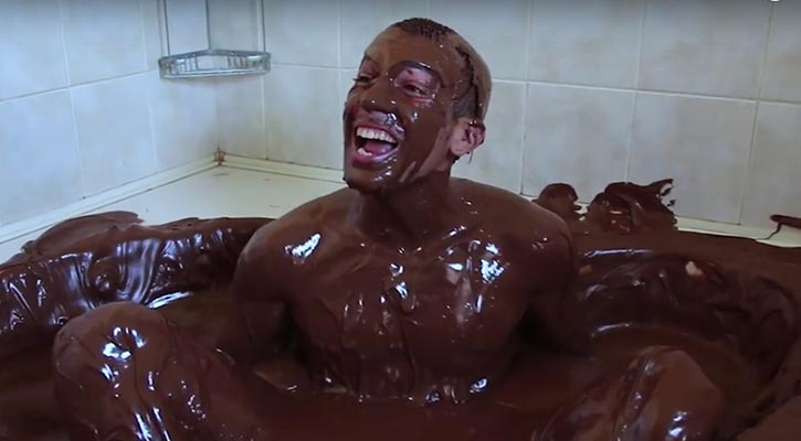  চকলেট দিয়ে গোসল (ভিডিও)