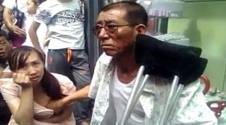 স্তন স্পর্শ করে ভাগ্য বলেন তিনি! (ভিডিও)