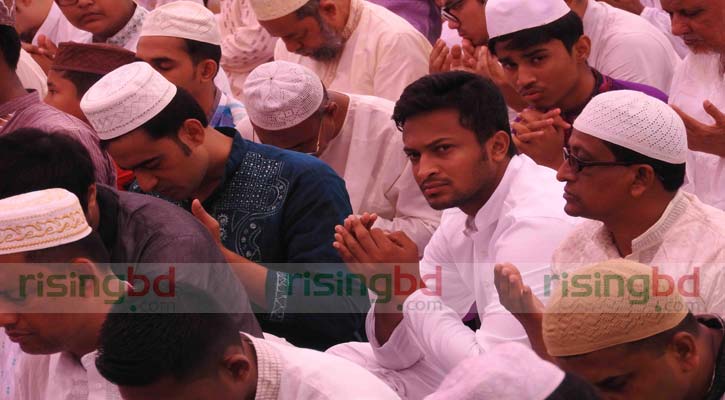 মাগুরায় ঈদের নামাজ আদায় করলেন সাকিব