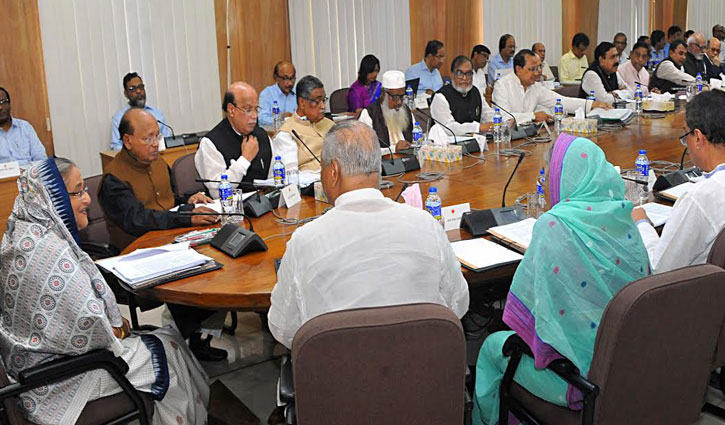 4 of a family can be bank directors