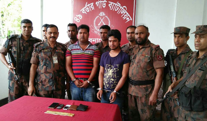 Two held with 1.75kg bars at Benapole