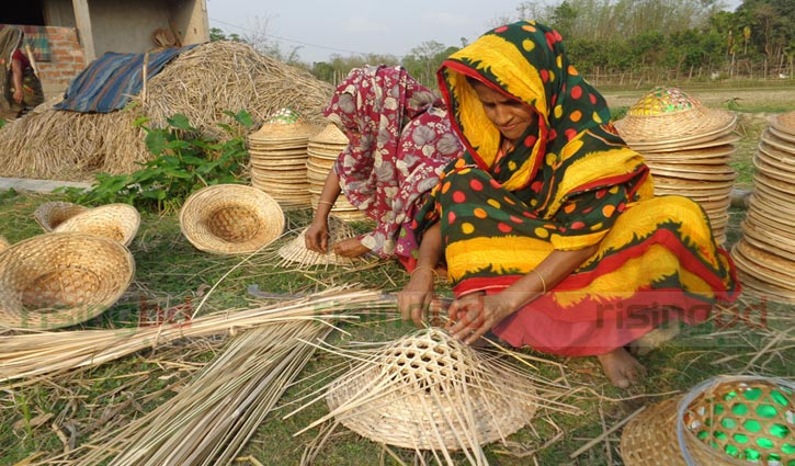 মাথাল তৈরি করে ৪০ পরিবার স্বাবলম্বী মাথাল তৈরি করে ৪০ পরিবার স্বাবলম্বী