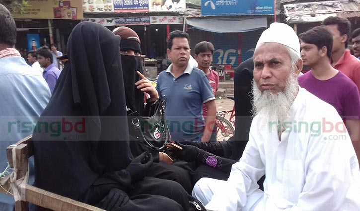 Family members meet Mufti Hannan