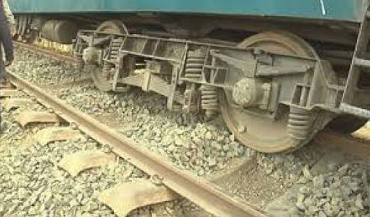 Rail links cut off as Lalmoni Express derails in Tangail 