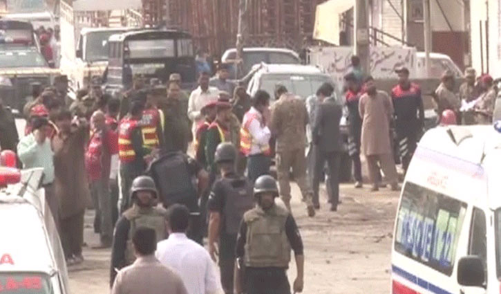 Suicide bomb blast hits 4 in Pakistan