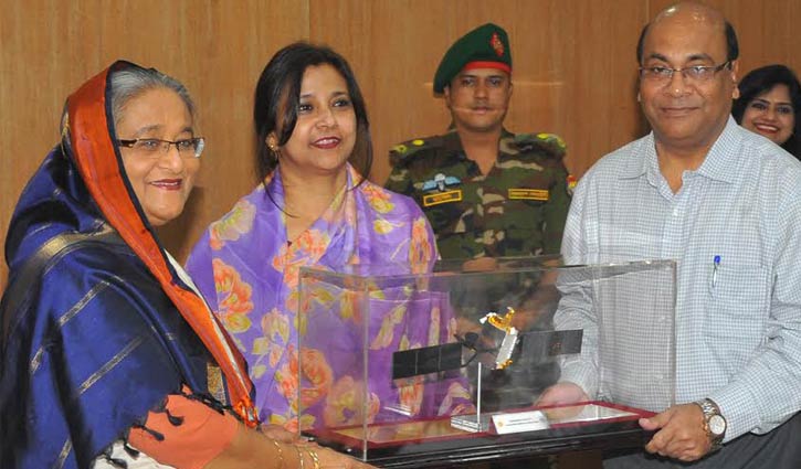 Tarana Halim hands over replica of Bangabandhu satellite to PM