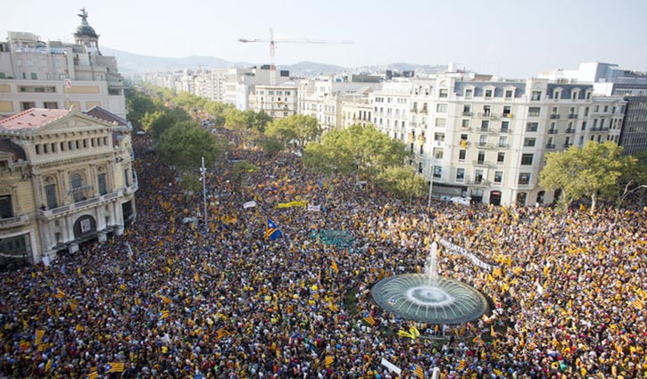 Catalan independence: Hundreds of thousands rally in Barcelona