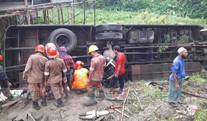 Bus plunge kills 3 in Gopalganj