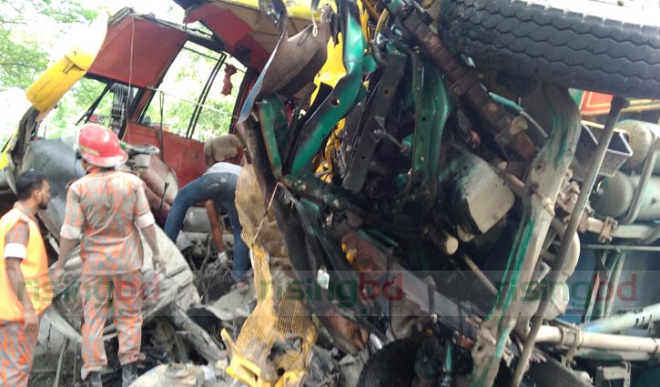  Bus-truck collision kills 6 in Gopalganj