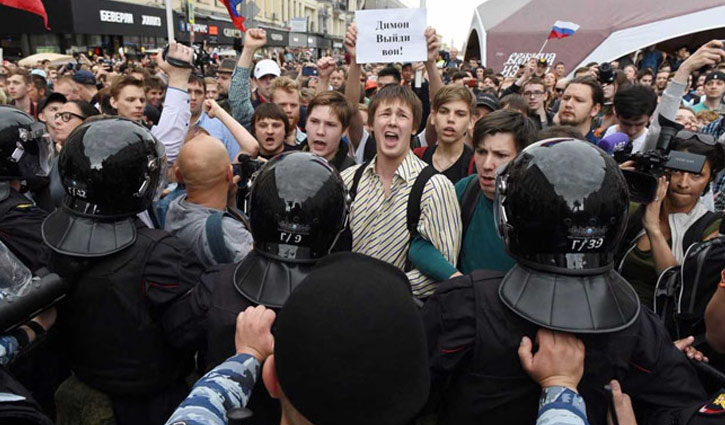 Russia detains dozens at protest supporting Rohingya