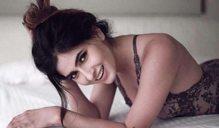 খোলামেলা কারিশমাকে নিয়ে ফিরছে ‘রাগিনি’