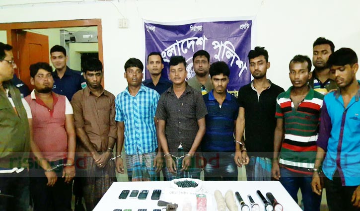 8 held with arms in Chuadanga