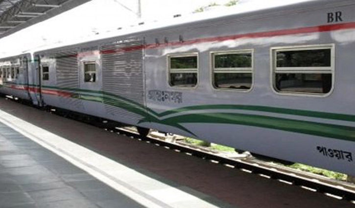 Train derails in Brahmanbaria