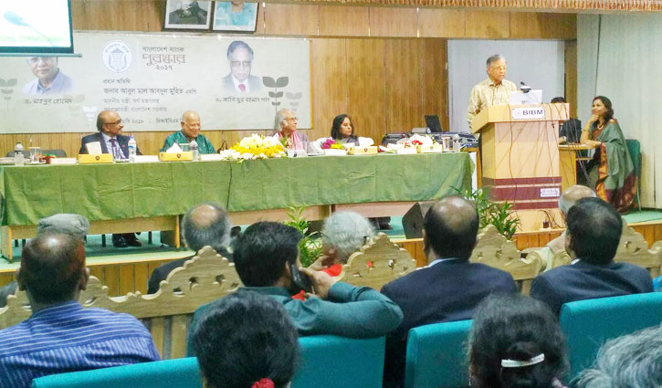 Aziz, Mahbub receive Bangladesh Bank Award