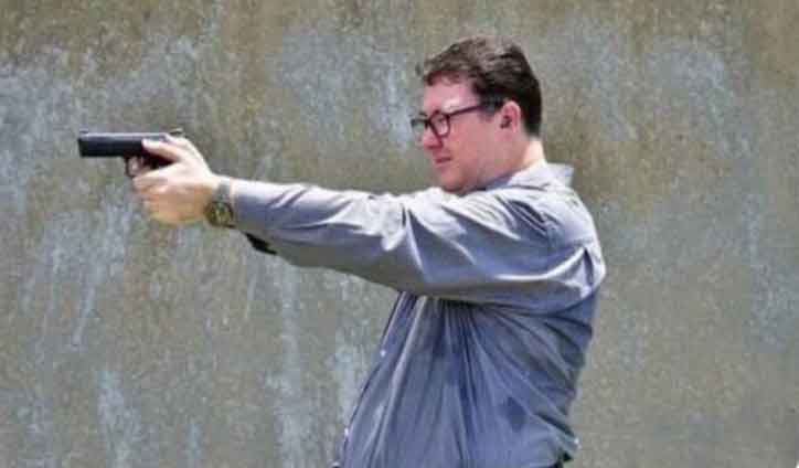 Australian MP criticised over gun photo
