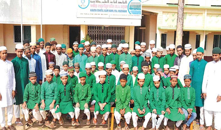 প্রতি তিন ছাত্রের একজন মাদ্রাসার