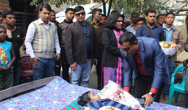 মুক্তা মনিকে আর্থিক সহায়তা দিলেন সাতক্ষীরার এসপি