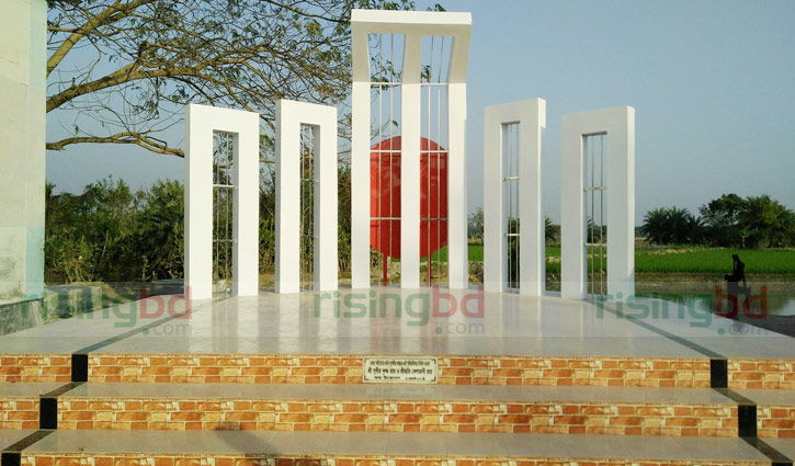 Satkhira man spends his last penny to build Shaheed Minar
