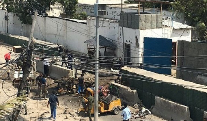 Twin car bombings kill nearly 27 in Somalia