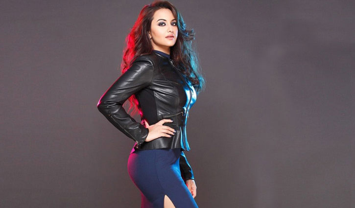 রেস-থ্রি’র আইটেম গানে সোনাক্ষী