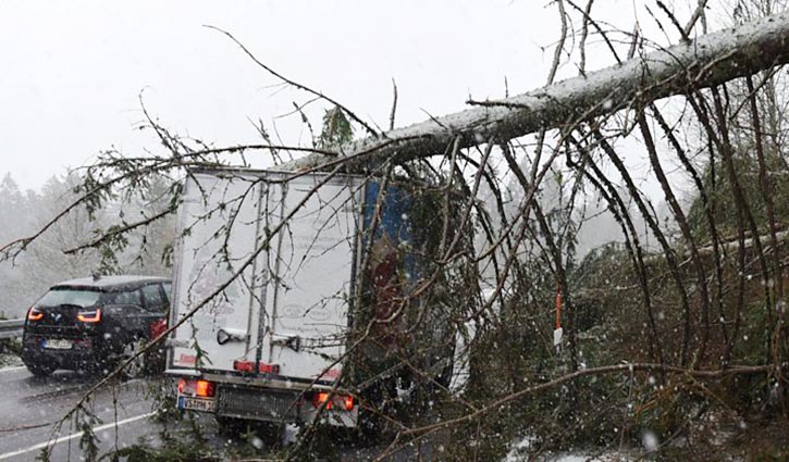 Storm kills 8 people in northern Europe