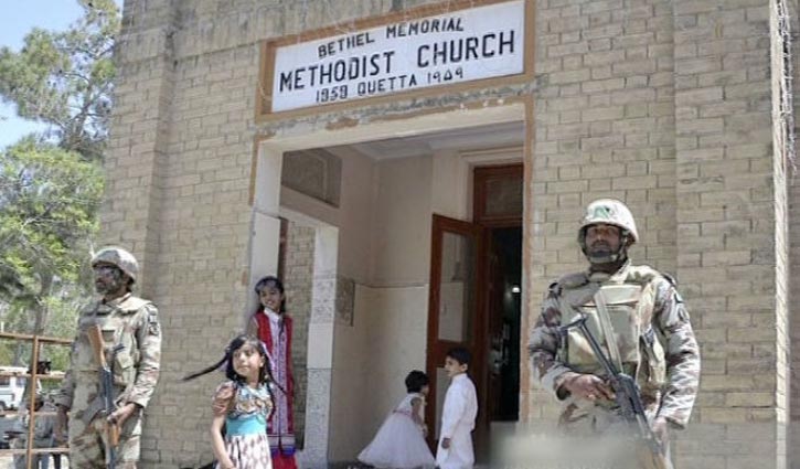 Suicide bomber kills 7 at church in Pakistan