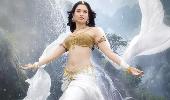 তামান্না ভাটিয়াকে জুতা নিক্ষেপ