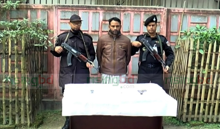 অস্ত্রসহ নৌ ডাকাত গ্রেপ্তার 