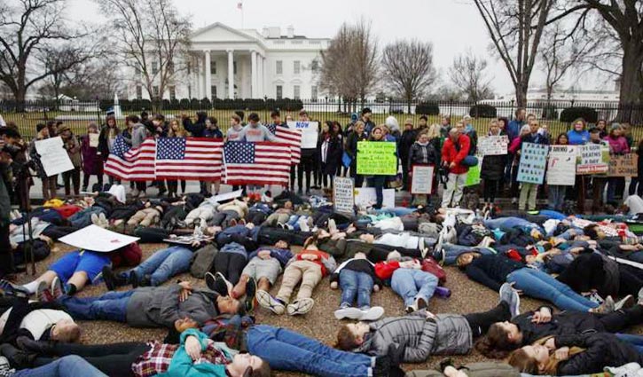 Teens hold 'lie-in' outside White House