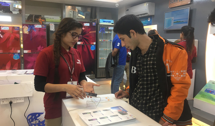 উন্নতমানের ফিচার ফোন নিয়ে বাণিজ্য মেলায় ওয়ালটন