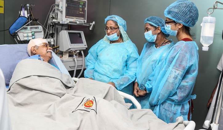 PM visits Zafar Iqbal at hospital