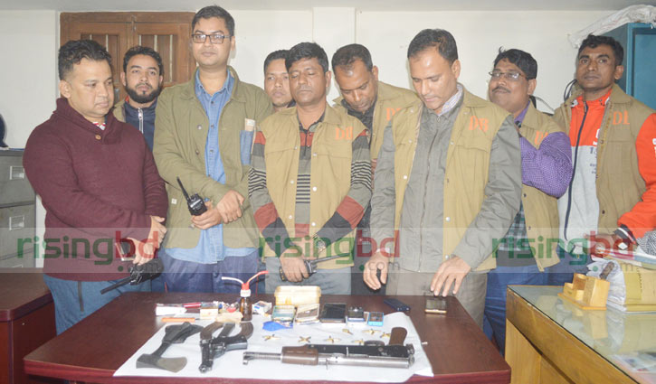 7 youths held with arms
