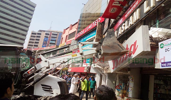 সাইনবোর্ড বাংলায় না লেখায় ১৮ প্রতিষ্ঠানকে জরিমানা