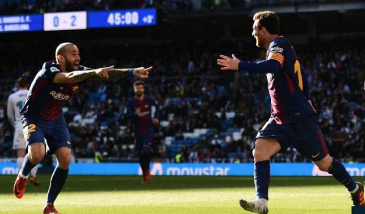 Messi assists third Barcelona goal with only one boot on