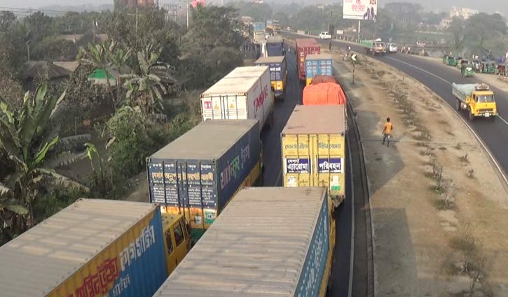 Long tailback on Dhaka-Chittagong highway