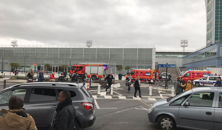 Orly airport: Man killed after taking soldier's gun