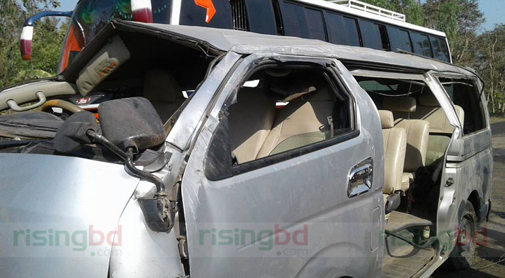 উল্টে যাওয়া মাইক্রোবাস উল্টে যাওয়া মাইক্রোবাস