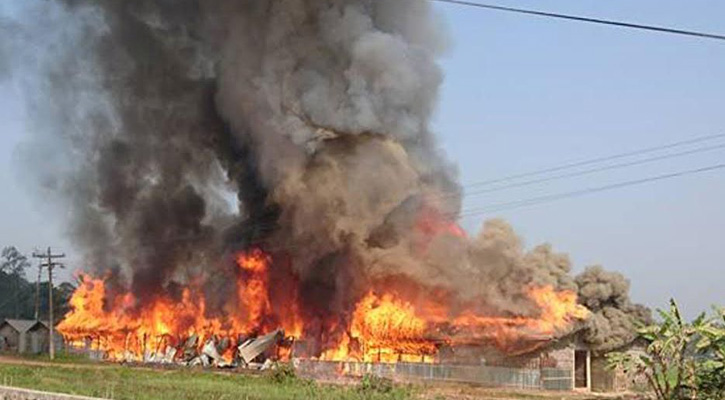 30 shanties gutted in Ctg