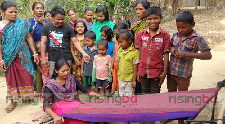 কালেঙ্গা পাহাড়ে কাপড় বোনার খটখট আওয়াজ কালেঙ্গা পাহাড়ে কাপড় বোনার খটখট আওয়াজ