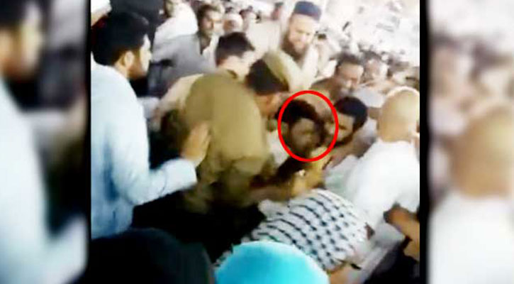 কাবা শরীফের কাছে নিজ দেহে আগুন দেওয়ার চেষ্টা (ভিডিও)